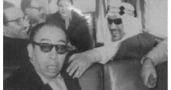 شاهد.. العاهل السعودى يداعب إسماعيل ياسين
