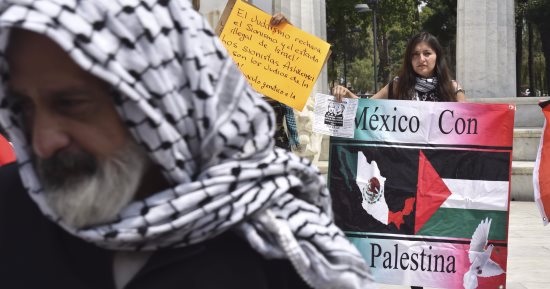 بالصور..مظاهرات ضد نتنياهو فى المكسيك والمحتجون يرفعون العلم الفلسطينى