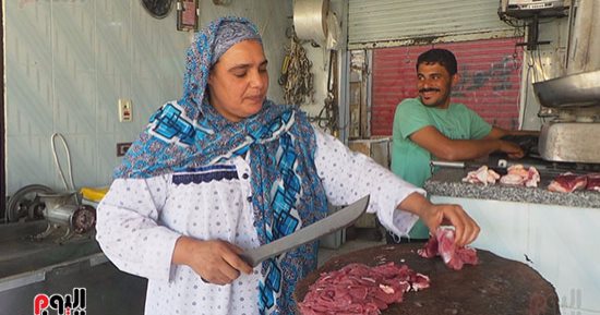 بالفيديو.. "وداعا الأيدى الناعمة".. الست منى تعمل فى الجزارة منذ  25 عاما وزبائنها من رجال الأعمال و المشاهير.. وإيمان متخصصة الكمبيوتر فتحت كافيه.. وصاحبة بكالوريوس الإعلام تتجه لبيع الملابس 