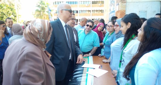 بالصور .. رئيس جامعة الإسكندرية يتفقد كليات الآداب والتجارة فى أول يوم دراسى