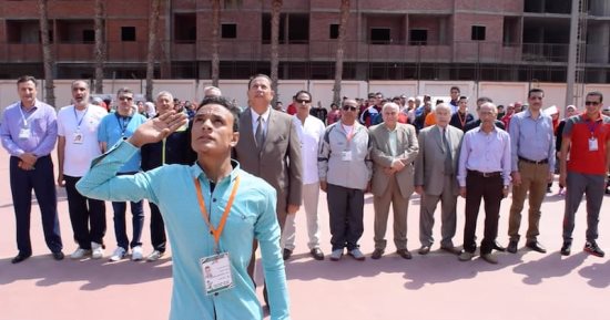 بالصور .. رئيس جامعة المنوفية يشهد تحية العلم مع الطلاب فى أول يوم دراسة