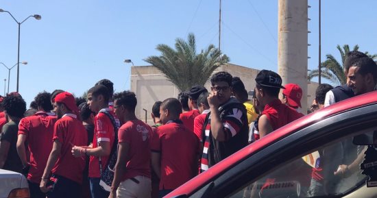 بالصور.. تفتيش ذاتى لجماهير الأهلى قبل مواجهة الترجى بدورى الأبطال