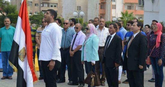 بالصور.. هيئة تدريس جامعة بورسعيد تحيى العلم فى أول أيام العام الدراسى