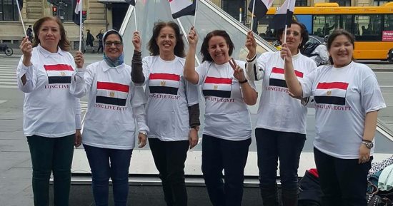 بالصور.. الجالية المصرية بنيويورك تستعد لاستقبال السيسي بالأعلام والتيشيرتات