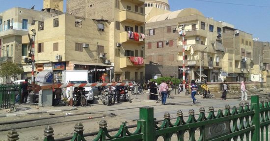 بالصور.. طريق الطلاب إلى مدارس الأقصر مفروش بالمزلقانات والعبارات النيلية