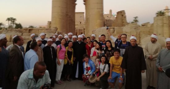 وزير الأوقاف يلتقط صورا مع السائحين فى زيارته معبد الأقصر ومسجد أبو الحجاج