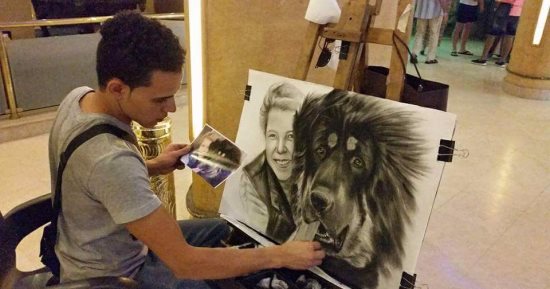 "علاء حمدى".. سفير الرسم فى فنادق الغردقة.. ويحترفه منذ 13 عاما