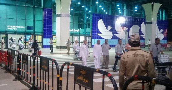 بالصور.. 1828 حاجًا يعودون لمطار الأقصر الدولى بعد أدائهم "فريضة الحج"