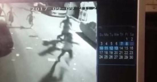 بالفيديو لحظة مطاردة أهالى شبرا للمتهم بذبح الدكتور ثروت جورجى داخل عيادته