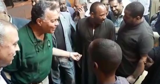 وزير النقل يعاتب شابا يشرب سجائر بمحطة قوص أمام والدته 