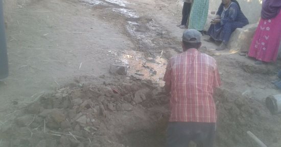 بالفيديو والصور.. انفجار خط مياه يغرق 3 منازل بقرية الهنداو فى الداخلة