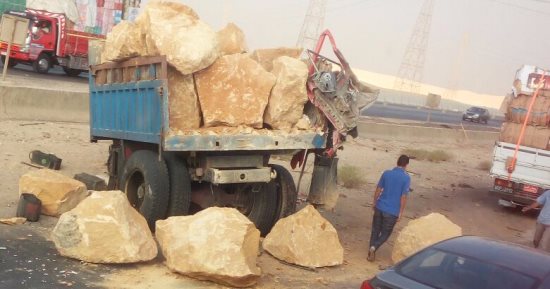 قارئ يشارك بصور سقوط حمولة أحجار على طريق الأوتوستراد فى حلوان