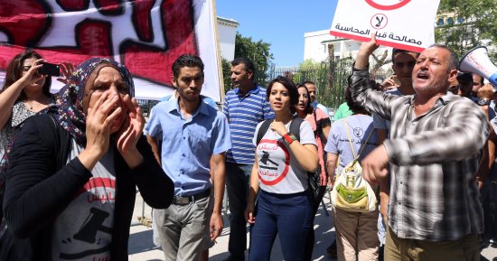بالصور.. تونسيون يتظاهرون رفضا لقانون العفو عن متورطين فى الفساد