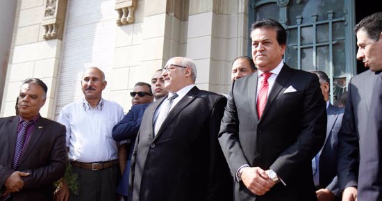 وزير التعليم العالى يدخل فى مبارزة "ريست" مع طالب بجامعة القاهرة