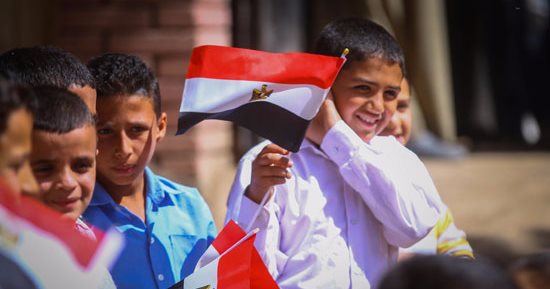 داعية سلفى يزعم: تحية "العلم" حرام.. وعضو بـ"البحوث الإسلامية": فتوى عبثية