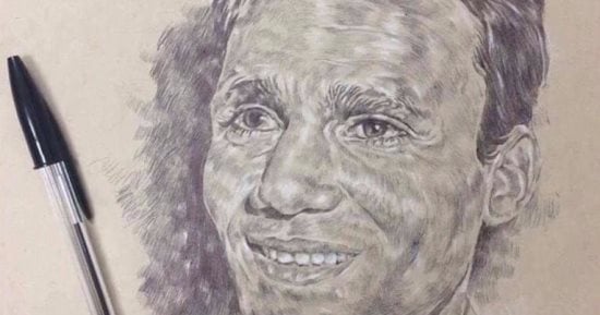 بالصور..إسلام عمر صيدلى يبدع فى الرسم بالفحم والرصاص