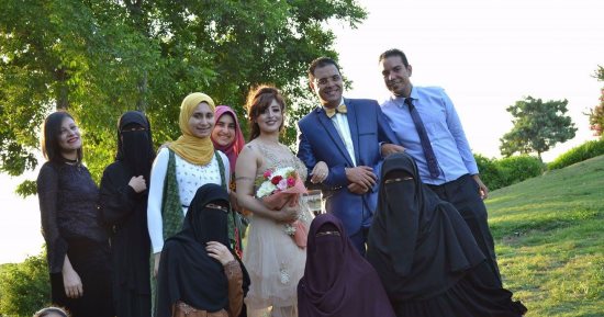 "الفرح يجمعنا".. قصة فتيات منتقبات ومحجبات احتفلن بخطوبة قبطية بالأزهر بارك