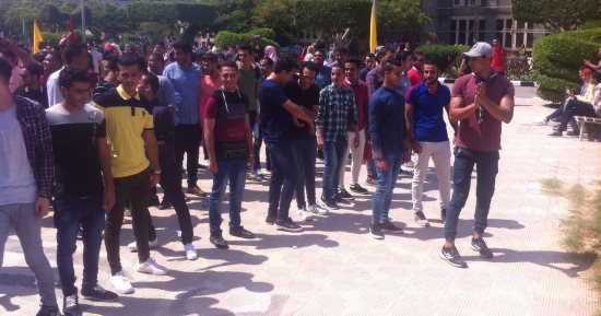 بالصور.. طلاب جامعة المنصورة يؤدون تحية العلم فى أول أيام الدراسة