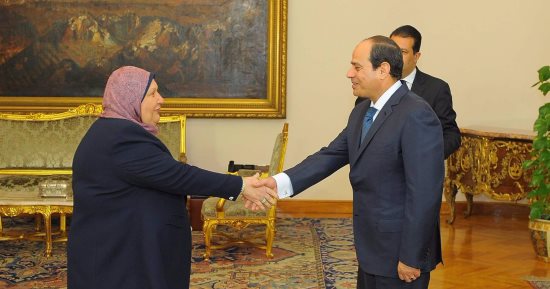  السيسي يمنح رشيدة فتح الله رئيس النيابة الإدارية السابقة وسام الجمهورية