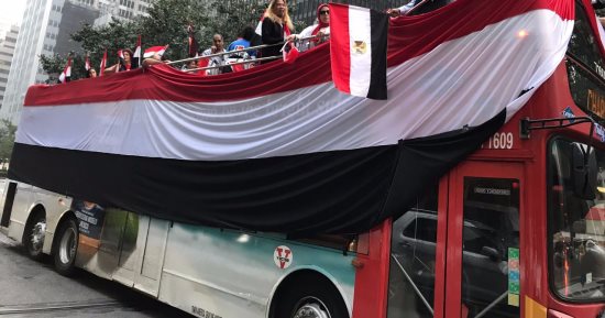 بالفيديو والصور.. الجالية المصرية بنيوريوك تحتفل بزيارة الرئيس.. مسيرة تجوب الشوارع احتفالاً بوصوله.. رفع الأعلام المصرية وصور السيسى أمام مقر إقامته.. وهتافات "تحيا مصر.. بنحبك ياريس"