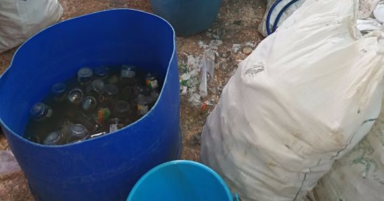 ضبط مصنع بدون ترخيص بداخله 100 ألف عبوة عصير وزجاجات سابقة الاستخدام بالمنيا