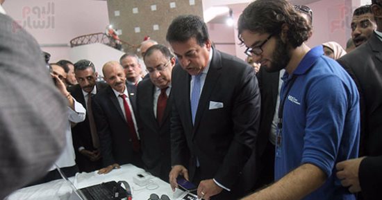 بالصور.. وزير التعليم العالى يتفقد مشروعات تخرج طلاب الهندسة بجامعة حلوان