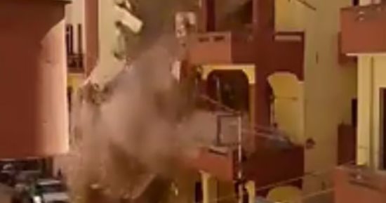 بالفيديو.. رواد مواقع التواصل الاجتماعى يتداولون مقطع للحظة انهيار عقار أسيوط