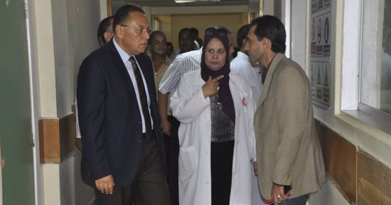 رئيس جامعة القناة يؤكد على ضرورة تواجد الأطباء بالعيادات الخارجية بالمستشفى الجامعى