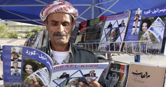 بالصور.. فى الانفصال الكردى "فتش" عن إسرائيل.. الموساد دعم حربهم ضد العراق فى الستينيات وأمدهم بالسلاح.. قياداتهم زارت تل أبيب بعد نكسة 67 والتقوا موشيه ديان.. ونتنياهو داعمهم الوحيد ضد رفض العالم لانفصالهم