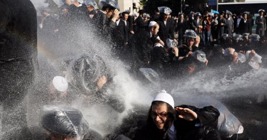 انتفاضة الغضب تحاصر  تل أبيب.. والاحتلال يرد على حجارة الفلسطينيين بـ"غارات جوية".. 6 شهداء و1114 مصابا حصيلة الاشتباكات.. والفصائل تدعو لاستمرار "النفير"..ووزراء الخارجية العرب يجتمعون للرد على قرارات ترامب