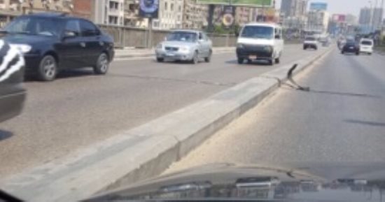 شكوى من حواجز حديدية بارزة تهدد سلامة المواطنين على كوبرى 15 مايو