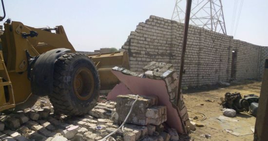 بالصور .. إزالة مبانى أسفل أبراج الضغط العالى بمدينة دراو بأسوان