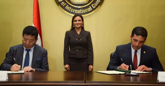 سحر نصر تشهد توقيع مذكرة تفاهم مع شركة سنغافورية لتطوير المناطق الاستثمارية