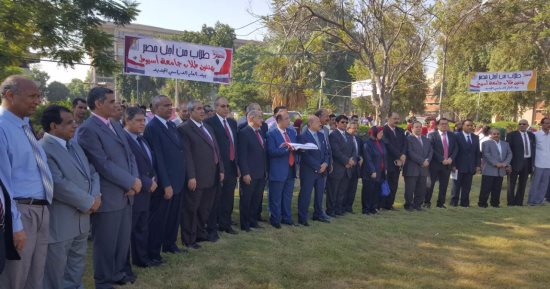 رئيس جامعة أسيوط يشهد تحية العلم فى اليوم الأول للدراسة 