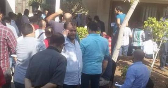 بالصور.. إقبال متزايد على شراء كراسات الشروط لمدينة الأثاث بدمياط