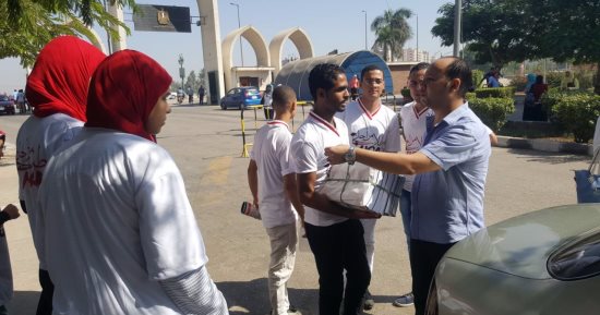 بالصور.. طلاب من أجل مصر مبادرة طلابية لاستقبال الزملاء الجدد بجامعة أسيوط