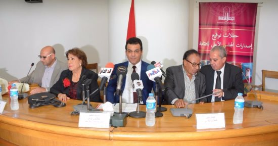 بدء حفل توقيع كتاب "أيام من حياتى" بحضور نجوم الفن 