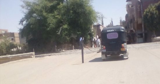 بالصور.. تلاميذ على خط النار بالمنيا بسبب مزلقان السكة الحديد