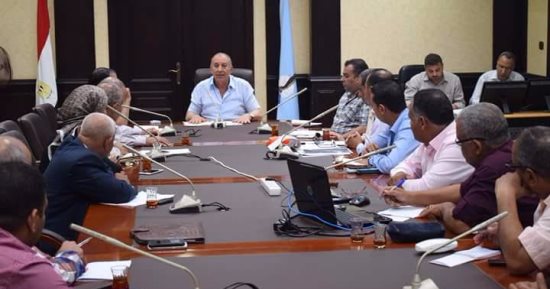 محافظ البحر الأحمر يعقد اجتماعا لعناصر مكافحة التلوث الزيتى بالغردقة