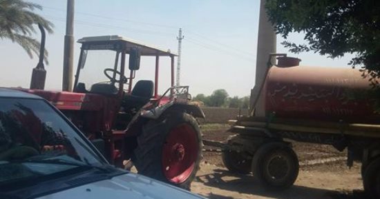 بالصور .. ضبط جرار يلقى مخلفات صرف صحى بطريق المحيط بقرية البرجاية بالمنيا
