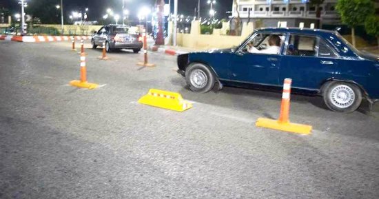 وضع العلامات الإرشادية والتحذيرية بالميادين والشوارع لتيسير حركة المرور بسوهاج