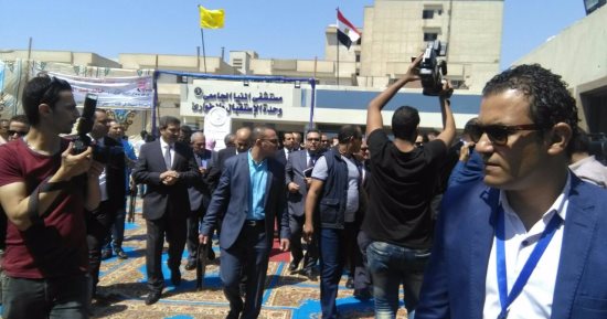بالصور.. وزير التعليم العالى يتفقد وحدة الطوارئ ويفتتح مستشفى الكلى بالمنيا