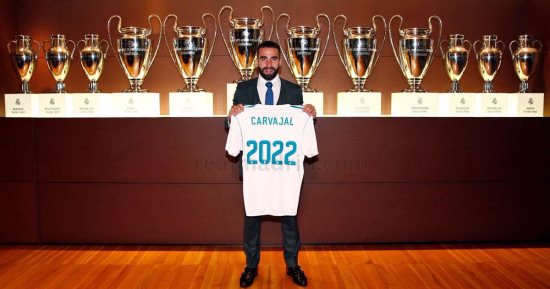 بالصور.. كارفخال يوقع على عقود التجديد مع ريال مدريد