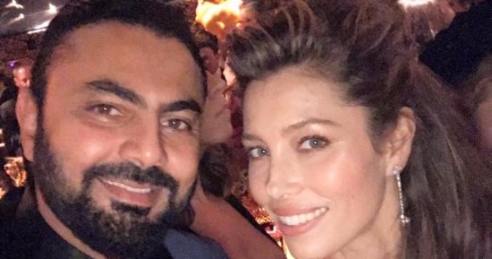 "مسيطر فى هوليوود".. محمد كريم مع جيسيكا بيل وجوليان هوج بحفل "Emmy Awards" 