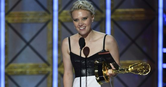 كيت ماكينون تفوز بجائزة Emmy  أفضل ممثلة كوميدية مساعدة    
