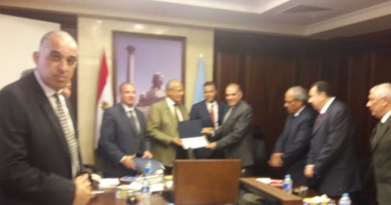 وزير التنمية المحلية يكرم 3 رؤساء أحياء بالإسكندرية