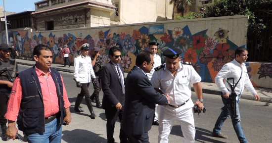 بالصور.. مدير أمن الإسكندرية يطالب القوات بحسن معاملة المواطنين