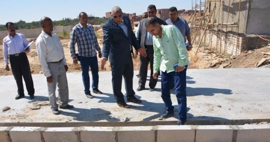 بالصور.. محافظ الوادى الجديد يتفقد الممشى السياحى ويوجه بتوفير الزى المدرسى