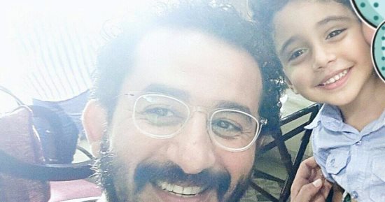 بالصور.. أحمد حلمى يحقق رغبة الطفل ياسين فى مقابلته