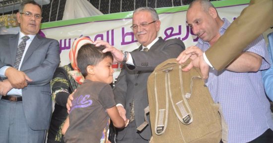 بالصور .. محافظ المنيا يوزع حقائب مدرسية قدمتها مؤسسة خيرية بمغاغة